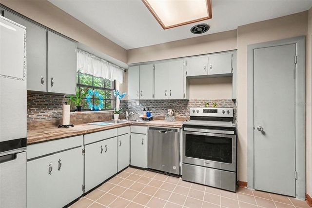 10308 N OAKLEAF AVENUE, Tampa, FL 33612