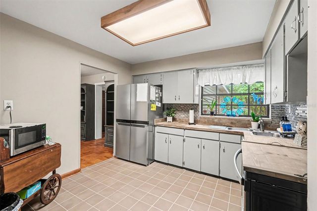 10308 N OAKLEAF AVENUE, Tampa, FL 33612