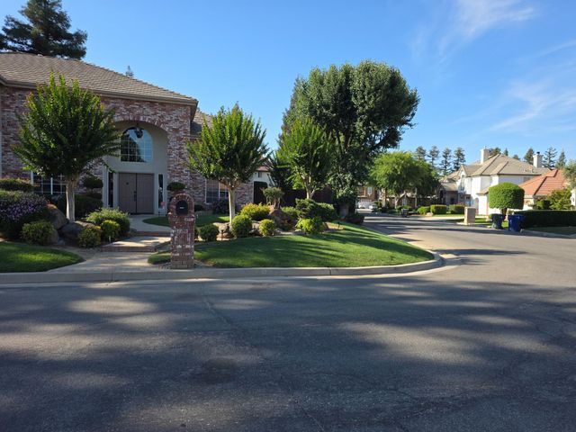 4950 W Minarets Avenue, Fresno, CA 93722