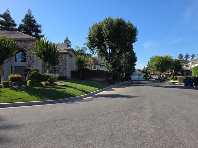 4950 W Minarets Avenue, Fresno, CA 93722