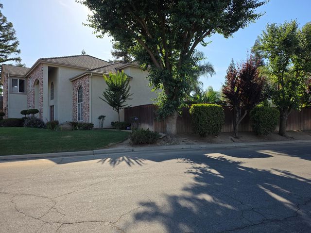 4950 W Minarets Avenue, Fresno, CA 93722