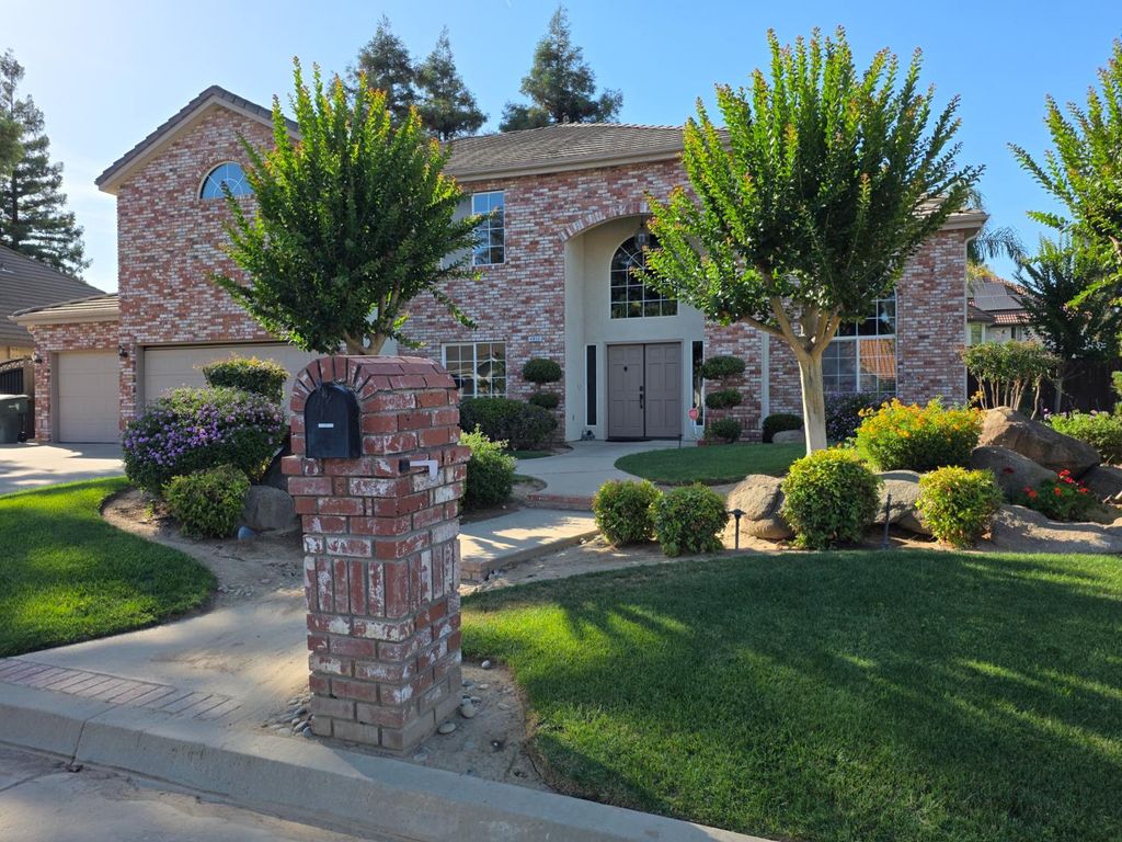 4950 W Minarets Avenue, Fresno, CA 93722