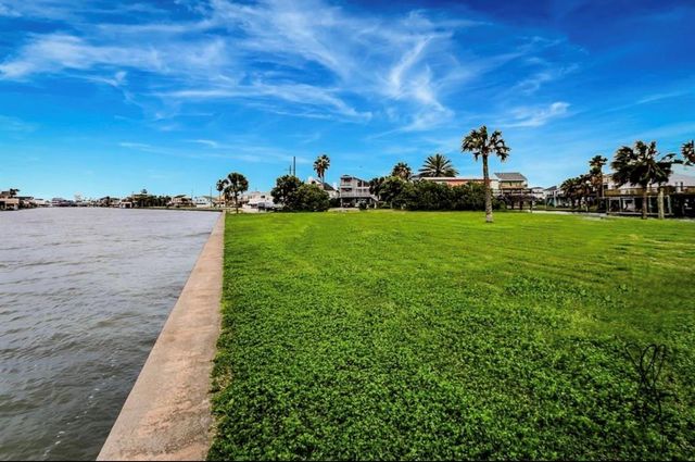 4205 Flamingo Way, Jamaica Beach, TX 77554