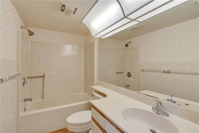18 Plantation Drive 204, Vero Beach, FL 32966