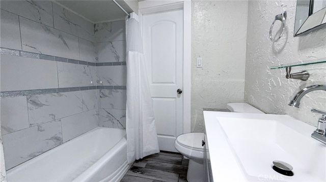 5031 Bakman Avenue 2, North Hollywood, CA 91601