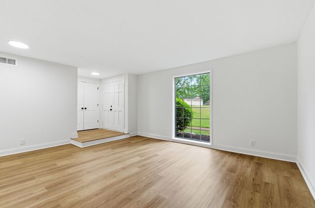 8207 Sawyer Brown Rd Apt E3, Nashville, TN 37221