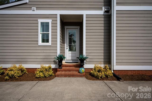 328 Melbourne Court, Charlotte, NC 28209