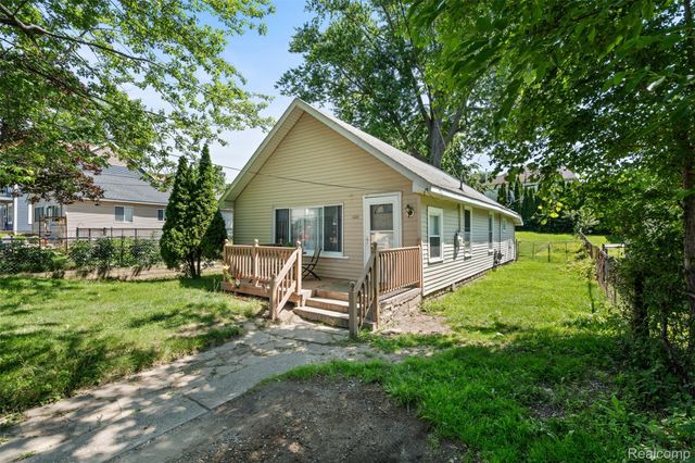 1325 E Lake Drive, Novi, MI 48377