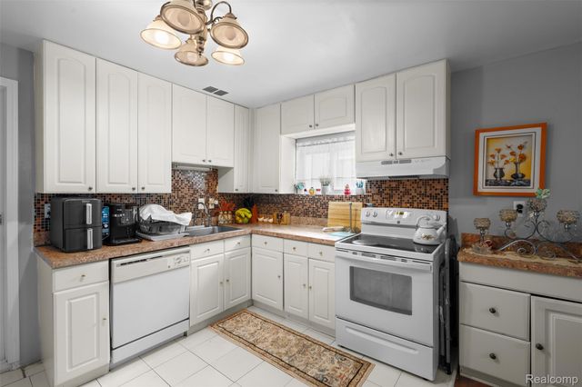 1325 E Lake Drive, Novi, MI 48377