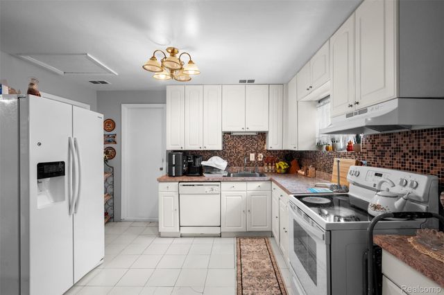 1325 E Lake Drive, Novi, MI 48377