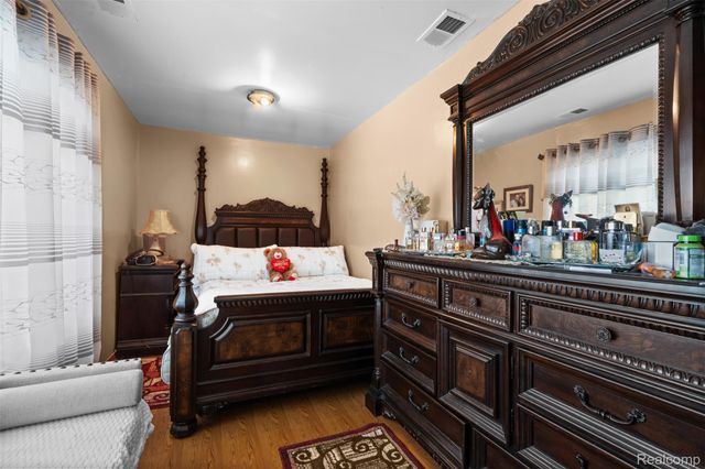 1325 E Lake Drive, Novi, MI 48377
