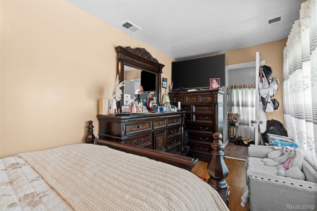 1325 E Lake Drive, Novi, MI 48377