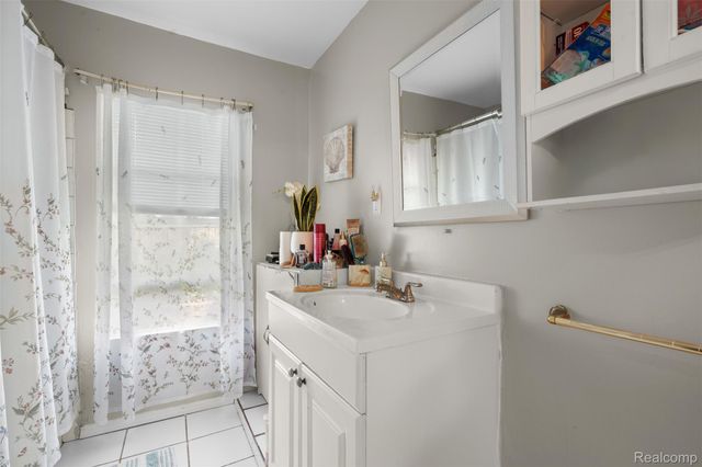 1325 E Lake Drive, Novi, MI 48377