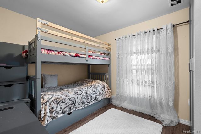 1325 E Lake Drive, Novi, MI 48377