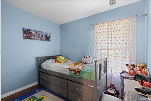 1325 E Lake Drive, Novi, MI 48377