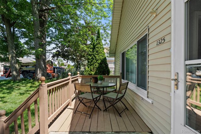 1325 E Lake Drive, Novi, MI 48377