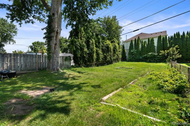 1325 E Lake Drive, Novi, MI 48377