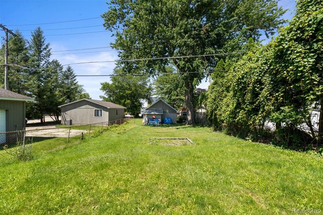 1325 E Lake Drive, Novi, MI 48377