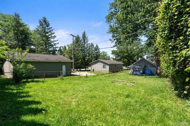 1325 E Lake Drive, Novi, MI 48377