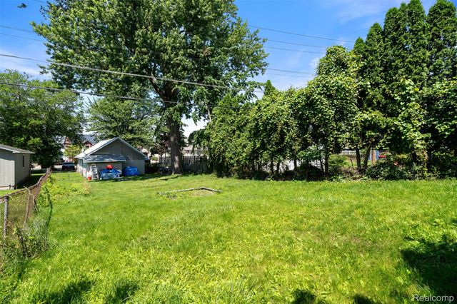 1325 E Lake Drive, Novi, MI 48377