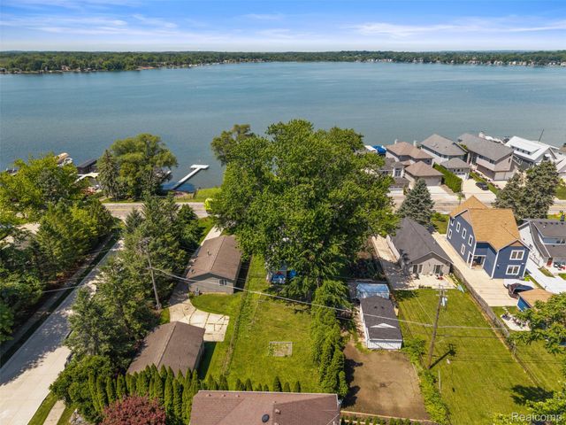 1325 E Lake Drive, Novi, MI 48377