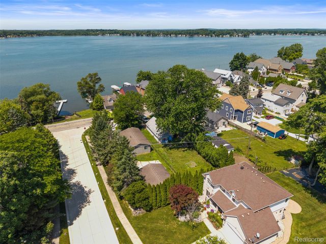 1325 E Lake Drive, Novi, MI 48377