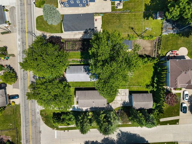 1325 E Lake Drive, Novi, MI 48377