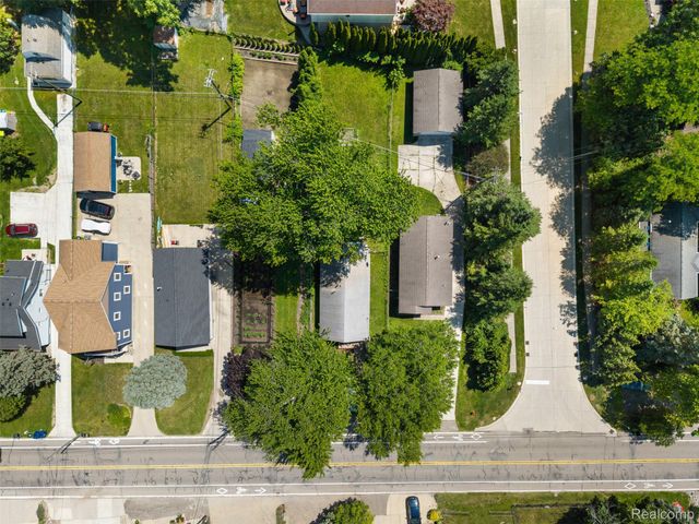 1325 E Lake Drive, Novi, MI 48377