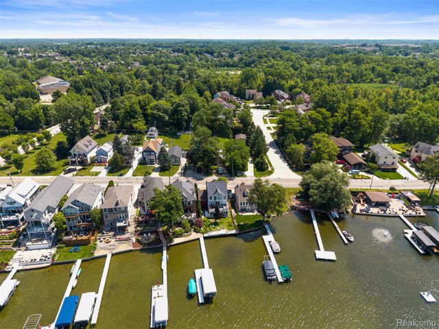 1325 E Lake Drive, Novi, MI 48377