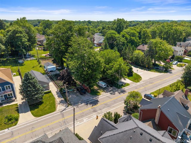 1325 E Lake Drive, Novi, MI 48377