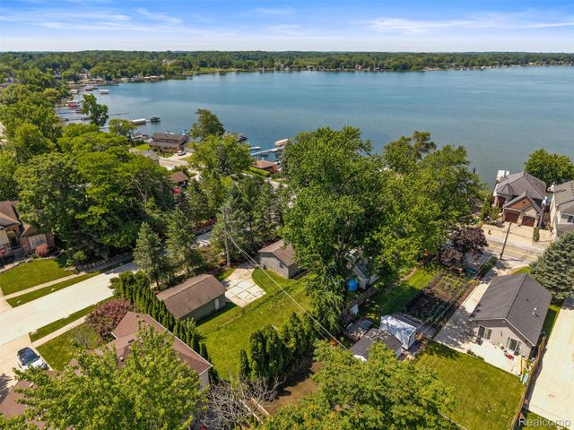 1325 E Lake Drive, Novi, MI 48377