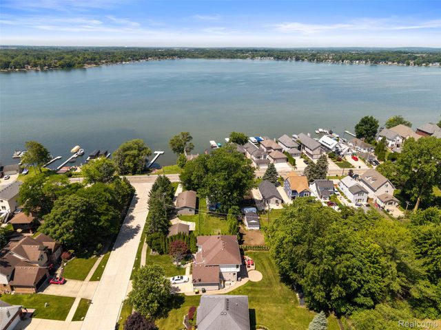 1325 E Lake Drive, Novi, MI 48377