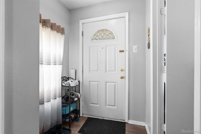 1325 E Lake Drive, Novi, MI 48377