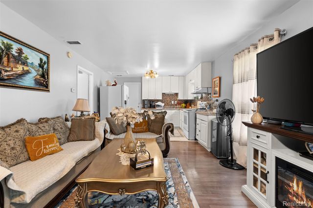 1325 E Lake Drive, Novi, MI 48377