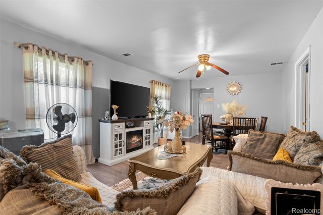 1325 E Lake Drive, Novi, MI 48377