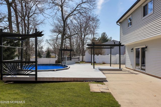 35 Bayberry Lane, Middletown, NJ 07748