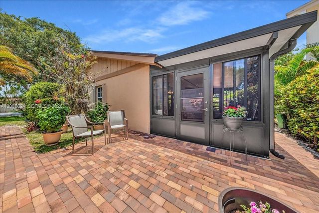 2155 Nova Village Dr, Davie, FL 33317