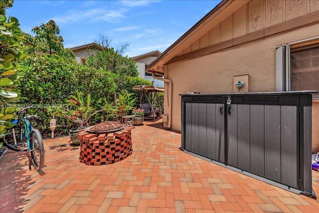 2155 Nova Village Dr, Davie, FL 33317