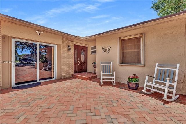 2155 Nova Village Dr, Davie, FL 33317