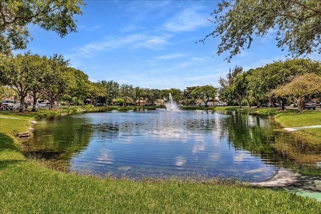 2155 Nova Village Dr, Davie, FL 33317
