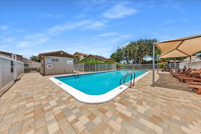 2155 Nova Village Dr, Davie, FL 33317