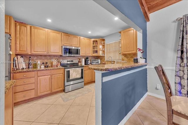 2155 Nova Village Dr, Davie, FL 33317