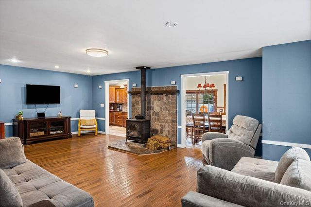 14 Tudor Road, Shirley, NY 11967