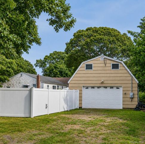 14 Tudor Road, Shirley, NY 11967