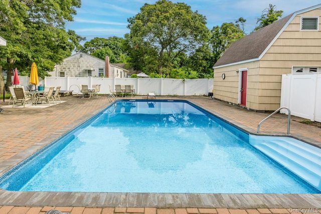 14 Tudor Road, Shirley, NY 11967