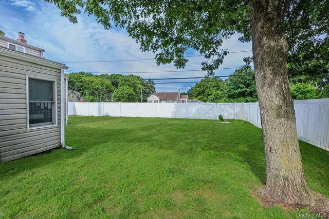 14 Tudor Road, Shirley, NY 11967