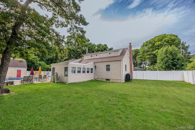 14 Tudor Road, Shirley, NY 11967