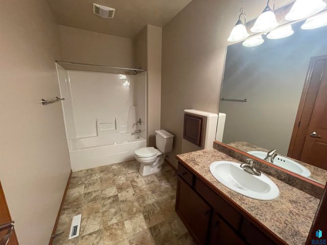 5205 S Summerfield Pl Place, Sioux Falls, SD 57108