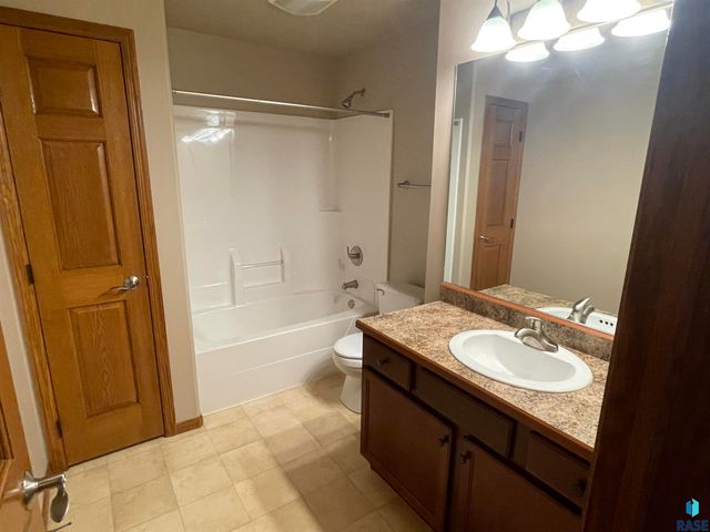 5205 S Summerfield Pl Place, Sioux Falls, SD 57108