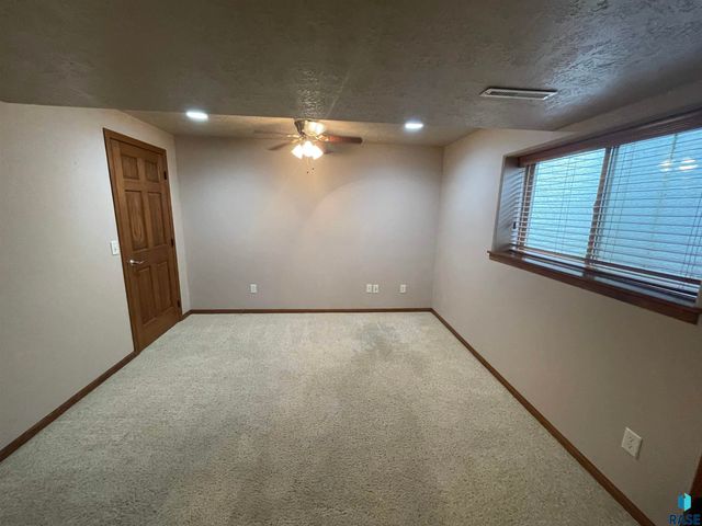 5205 S Summerfield Pl Place, Sioux Falls, SD 57108